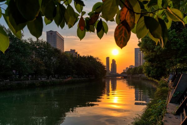 A sunset over a city river