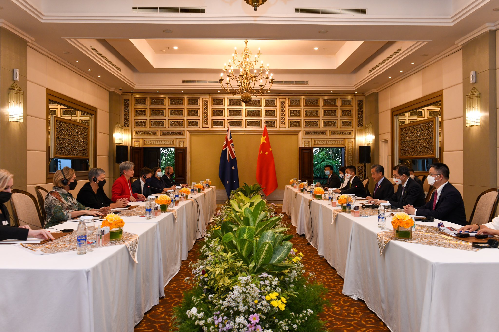 Australian and Chinese politicians in a meeting