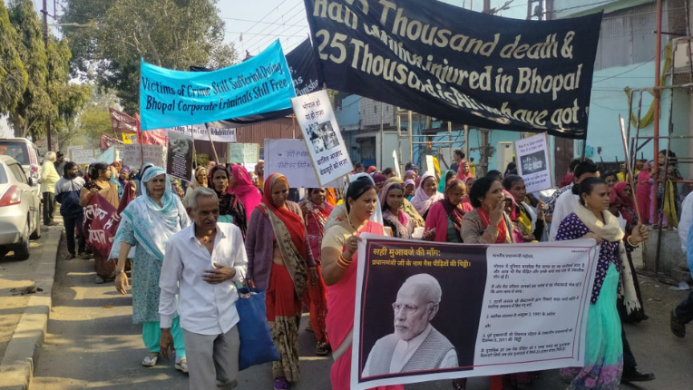 protestors on the 40th anniversary of the bhopal gas disaster