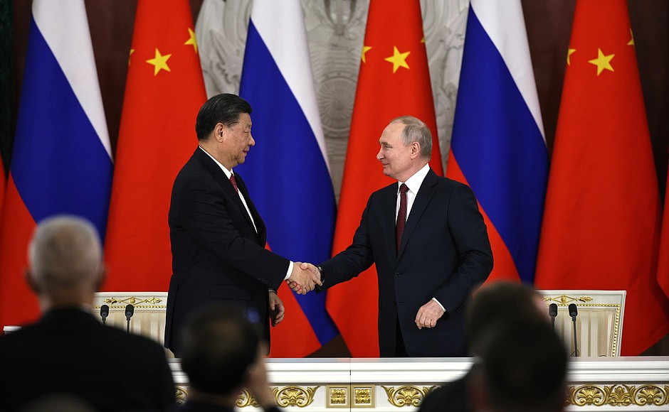 Xi and Putin shaking hands