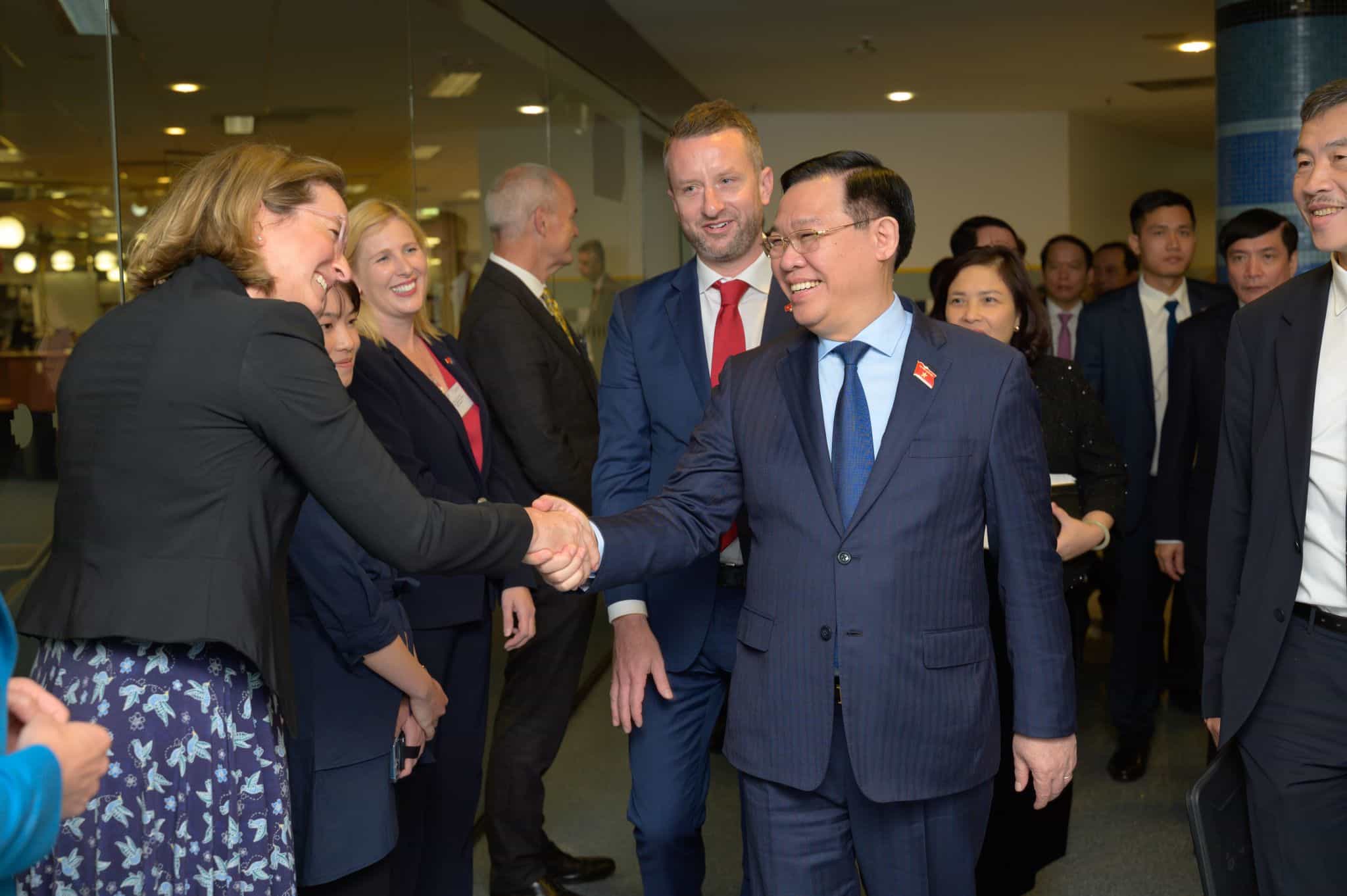Chairman of Vietnam’s National Assembly, Vuong Dinh Hue greets a woman