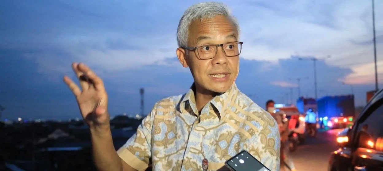 Ganjar Pranowo visits areas affected by floods at Central Java 