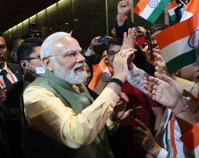 Modi greeting his supporters